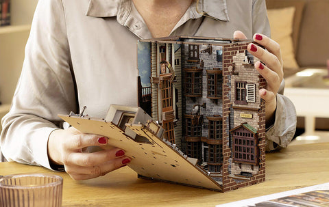 Revell 00530_winkelgasse Harry Potter - Winkelgasse Book Nook (Diagon Alley) Buchstütze Harry Potter 11